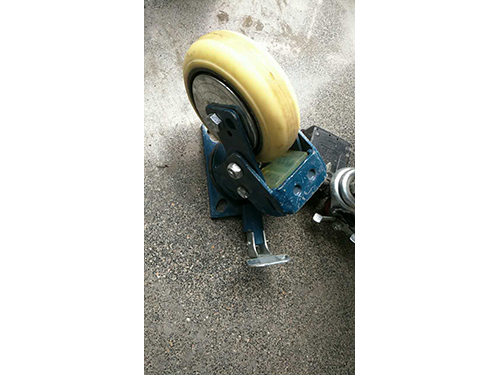 6寸重(zhong)型減震(zhèn)腳踏式(shi)定向鎖(suo)輪